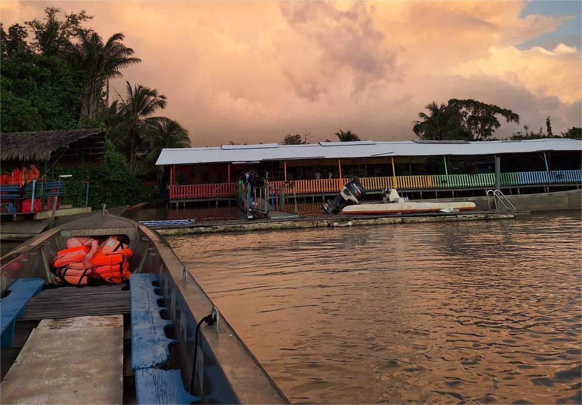 Vue intérieure du restaurant L’Auberge du Mahury à Matoury, Guyane – salle chaleureuse en bois face au fleuve